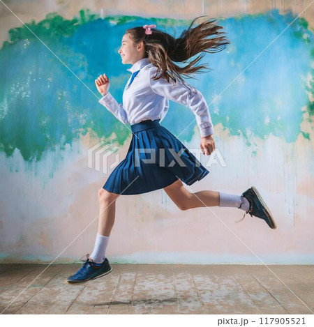 夢に向かって前向きに走る少女 117905521