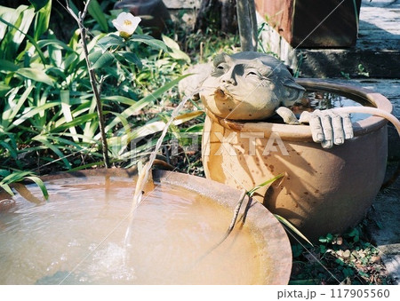 瓶から水を吹き出す生き物の置物 117905560