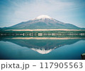 山中湖から見た晴れた空と逆さ富士 117905563