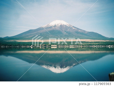 山中湖から見た晴れた空と逆さ富士 117905563