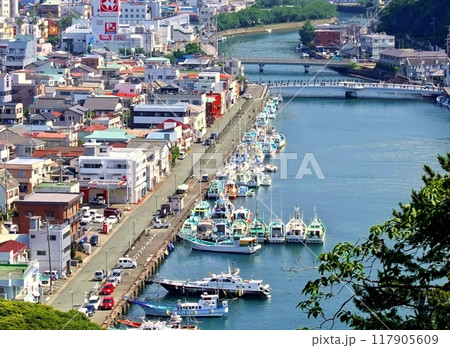 下田市の街並みと河口の船 117905609