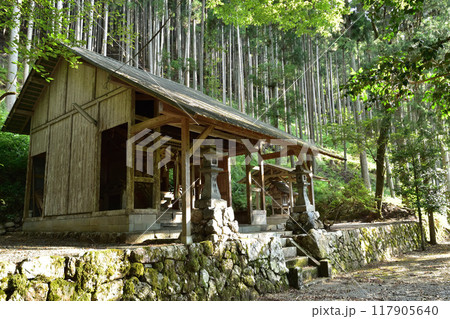 京都・京北町の日吉神社の本殿 117905640