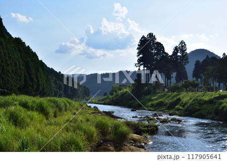 京都・京北町大堰川の里山風景 117905641