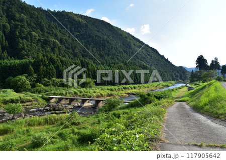 京都・京北町大堰川の山国潜没橋と里山風景 117905642
