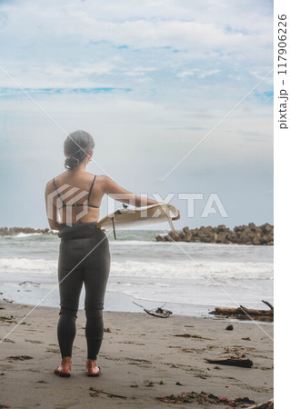 海でサーフィンをする女性 海でサーフィンをする女性 117906226