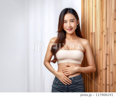 お腹に手を当てる若い女性のイメージ素材 117906241
