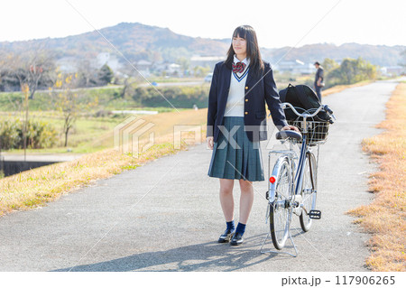 通学する女子高生 117906265