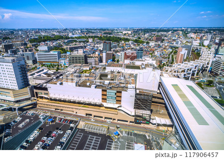日本の千葉都市景観 8月。千葉駅などを望む 日本の千葉都市景観 8月。千葉駅などを望む 117906457