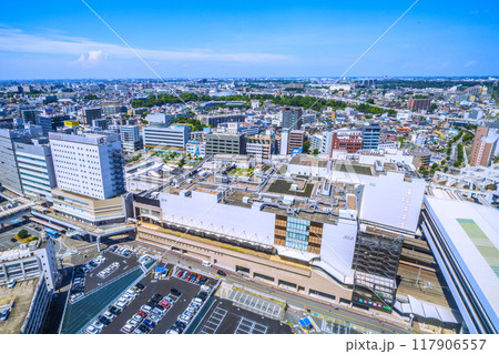 日本の千葉都市景観 トンボ(画面右上)が早くも舞う…8月。千葉駅などを望む 日本の千葉都市景観 トンボ(画面右上)が早くも舞う…8月。千葉駅などを望む 117906557