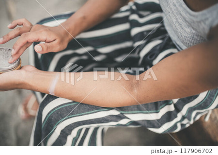 海辺でスキンケアをする若い女性 117906702