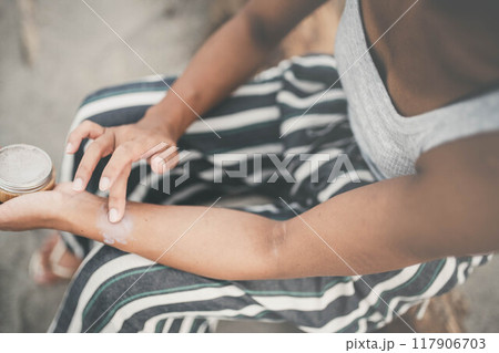 海辺でスキンケアをする若い女性 海辺でスキンケアをする若い女性 117906703