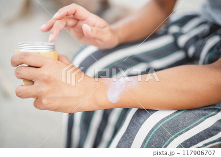 海辺でスキンケアをする若い女性 海辺でスキンケアをする若い女性 117906707
