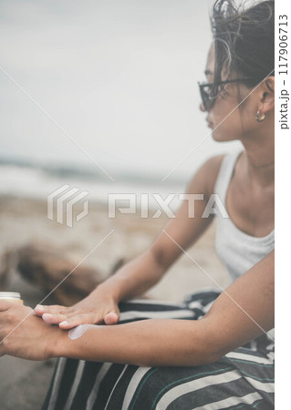 海辺でスキンケアをする若い女性 117906713