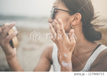 海辺でスキンケアをする若い女性 117906715