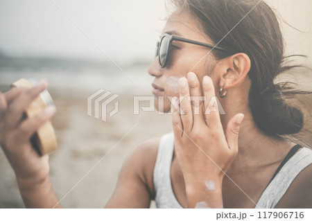 海辺でスキンケアをする若い女性 117906716