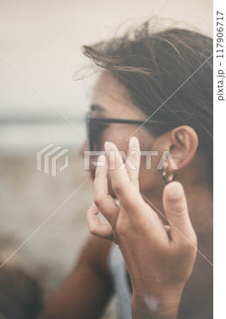 海辺でスキンケアをする若い女性 117906717