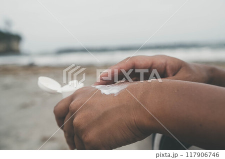 海辺でスキンケアをする若い女性 117906746