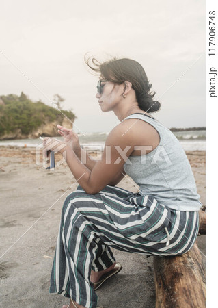 海辺でスキンケアをする若い女性 117906748