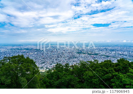 藻岩山 山頂展望台から見る夏の札幌 北海道 117906945