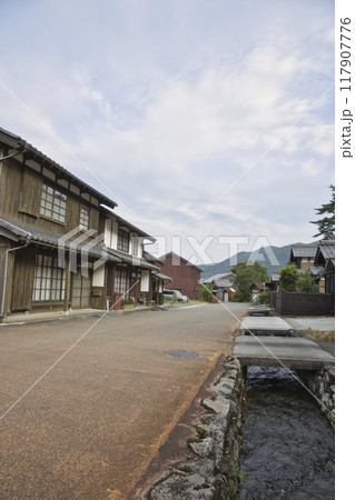 旧鯖街道　熊川宿　前川のせせらぎと街並み2 117907776