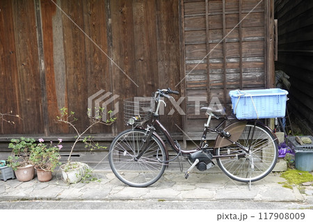 古い宿場町 古民家の前に置かれた電動自転車 古い宿場町 古民家の前に置かれた電動自転車 117908009
