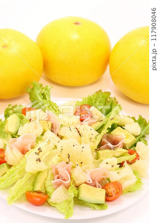土佐文旦、生ハム、アボカドのサラダ　大きい柑橘類　明るい背景 117908046