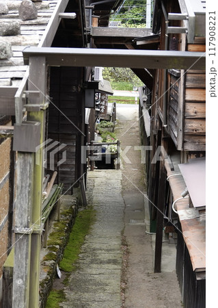 古い宿場町の路地裏風景 117908221