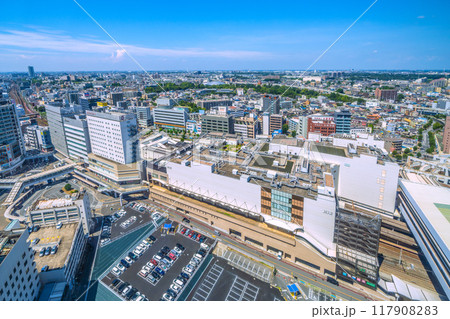 日本の千葉都市景観 電車（画面左）や千葉駅などを望む 117908283