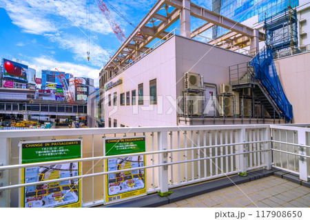 日本の東京都市景観 渋谷駅西口の階段と通路閉鎖に。（西口地下歩道がお目見え…）…＝8月1日 117908650
