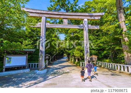 日本の寒川都市景観 相模國一之宮 寒川神社・三の鳥居など望む=令和6年7月21日 日本の寒川都市景観 相模國一之宮 寒川神社・三の鳥居など望む=令和6年7月21日 117908671