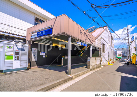 日本の横浜都市景観　8月。SOTETSU　西谷駅 南口などを望む。出入口わきにあるのは宅配便ロッカー 117908736