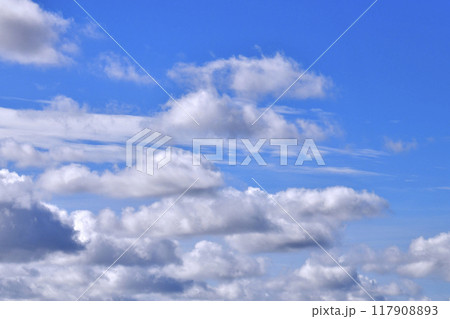 日本の横浜都市景観 流れる雲…夏空。猛烈な暑さが続く日本列島…台風シーズン＝8月26日、横浜から 117908893