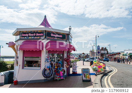 青空の下を優雅に大きく羽ばたいて飛ぶカモメ 南ウェールズの郊外にて 青空の下を優雅に大きく羽ばたいて飛ぶカモメ 南ウェールズの郊外にて 117908912