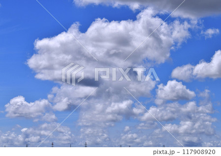 日本の横浜都市景観 送電線と夏空。猛烈な暑さが続く日本列島…巨大な雲が空に浮かぶ＝8月 117908920