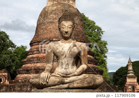 Buddha statue at Wat Mahathat in Sukhothai Buddha statue at Wat Mahathat in Sukhothai 117909106