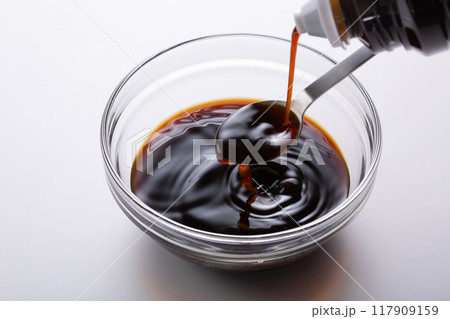 ガラスのボウルに入ったソース ガラスのボウルに入ったソース 117909159