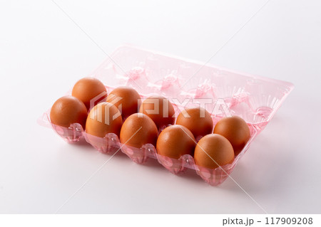 パックに入った赤卵 117909208