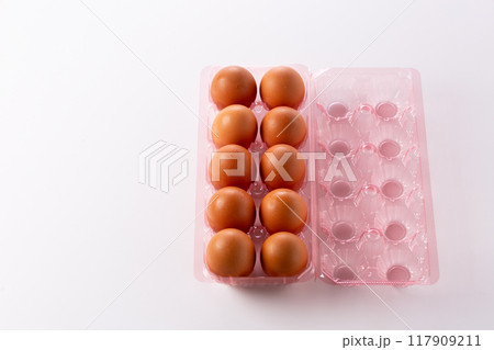 パックに入った卵 117909211