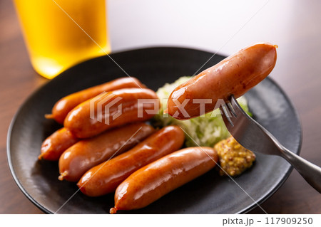 ソーセージとビール 117909250