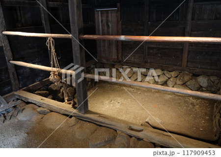 古い宿場町の風景 馬宿の内部 古い宿場町の風景 馬宿の内部 117909453