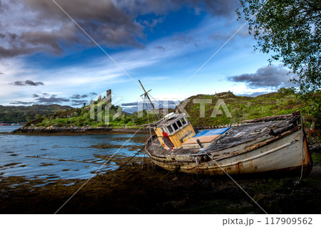 Ruin Of Castle Moil With Old Ship Wreck In The Harbor Of Village Kyleakin At The Atlantic Coast Of The Isle Of Skye In Scotland, UK Ruin Of Castle Moil With Old Ship Wreck In The Harbor Of Village Kyleakin At The Atlantic Coast Of The Isle Of Skye In Scotland, UK 117909562