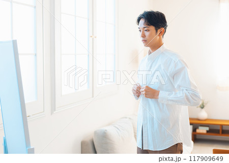 シャツを着替える若い男性 117909649