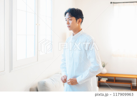 シャツを着替える若い男性 シャツを着替える若い男性 117909963