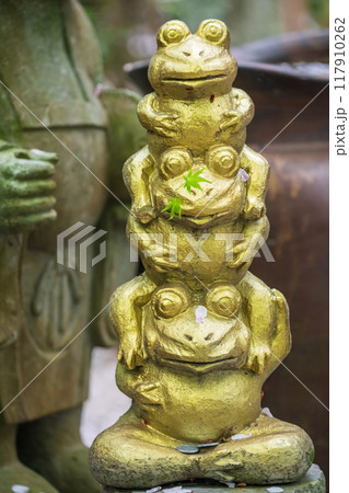 gold 3 frog statues with green maple leaf, Nyoirinji Temple, Fukuoka gold 3 frog statues with green maple leaf, Nyoirinji Temple, Fukuoka 117910262