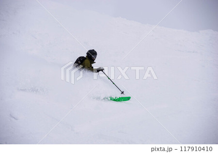 北海道虻田郡倶知安町のニセコアンヌプリのバックカントリーエリアのスキーヤー 北海道虻田郡倶知安町のニセコアンヌプリのバックカントリーエリアのスキーヤー 117910410