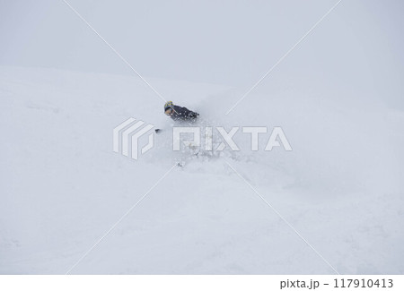 北海道虻田郡倶知安町のニセコアンヌプリのバックカントリーエリアのスノーボーダー 117910413