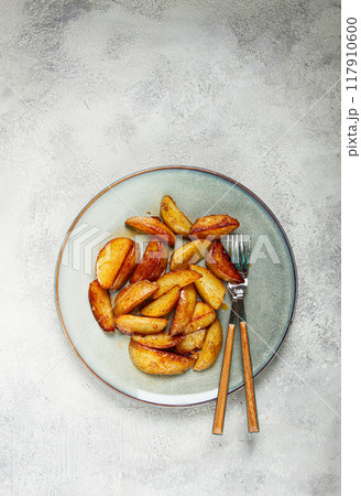 fried potato slices, on a plate, top view, homemade, no people, 117910600