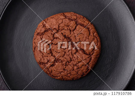 Delicious crispy round oatmeal cookies with chocolate Delicious crispy round oatmeal cookies with chocolate 117910786