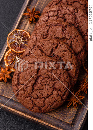 Delicious crispy round oatmeal cookies with chocolate 117910794