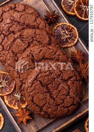 Delicious crispy round oatmeal cookies with chocolate Delicious crispy round oatmeal cookies with chocolate 117910797